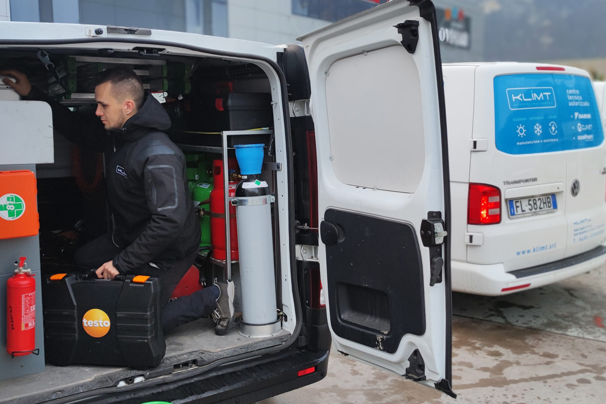 Manutenzione-e-riparazione-Caldaie-in-Trentino-Alto-Adige Tecnico Klimt carica attrezzatura nel furgone accanto al centro tecnico autorizzato