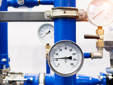 Tubazioni blu con manometri di un impianto a pompa di calore