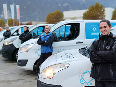 collaudo-impianto-climatizzazione-bolzano Due tecnici Klimt davanti ai furgoni aziendali in autunno