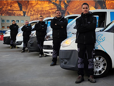 controllo-impianti-termici-trento Team Klimt davanti ai furgoni aziendali in montagna al tramonto