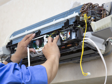 Mani riparano i componenti elettronici interni di un climatizzatore