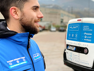 manutenzione impianti trattamento dell aria trento Tecnico Klimt sorridente accanto al furgone con vista sulle montagne