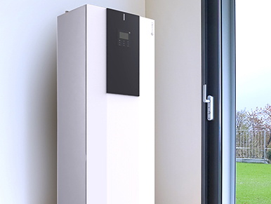 manutenzione impianti termoidraulici a bolzano Pompa di calore installata a parete vicino a una porta