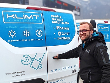 tecnici-abilitati-per-impianti-termici-trento Tecnico Klimt sorridente accanto al furgone con i servizi offerti