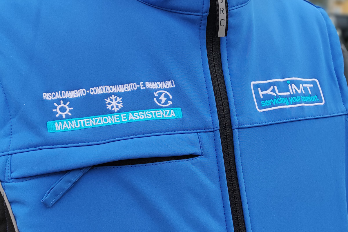 klimt_centro-assistenza-Daikin-trento Dettaglio della divisa Klimt con logo e icone dei servizi