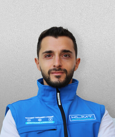 manutenzione caldaie bolzano Tecnico Klimt con barba in gilet blu