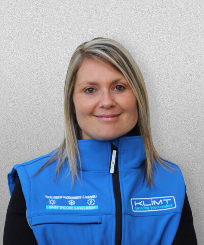 manutenzione caldaie bolzano Tecnica Klimt sorridente in gilet blu