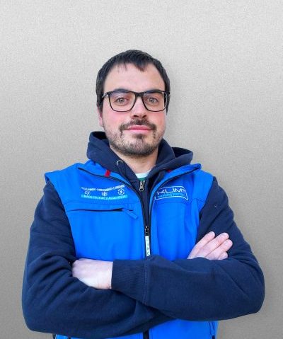 caldaista trento Tecnico Klimt con occhiali e barba, braccia incrociate