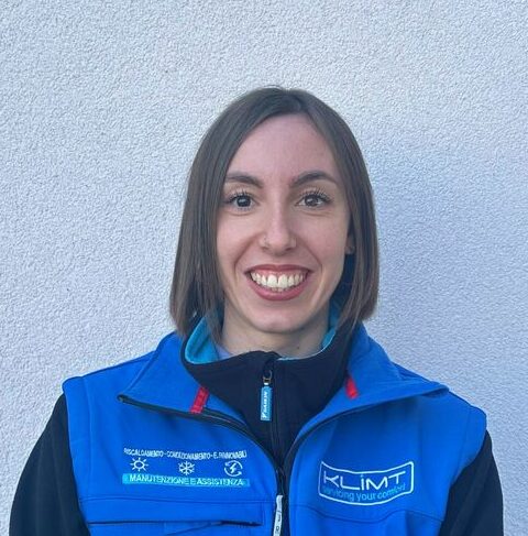 klimt-chisiamo-sara Tecnica Klimt sorridente in gilet blu