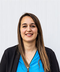 erika Ritratto di donna con top blu e giacca scura